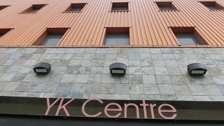 スーパーやドラッグストア併設の大きなショッピングセンターです