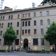 京都市役所の隣に建つレトロモダンなビル