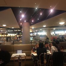 フードコート内