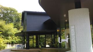 森の中の静かな美術館