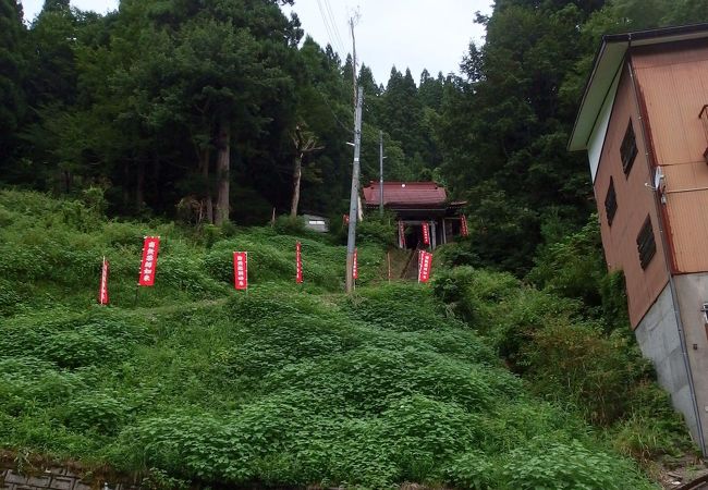 温泉街の突き当りの坂の上