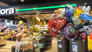 空港の大きなショッピングモール