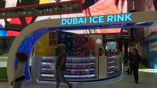 ドバイモールの中にあるスケート場。