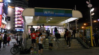 夜でも周辺は賑やか