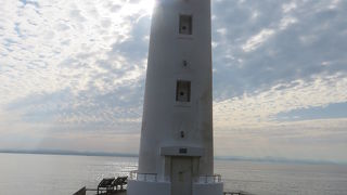 青い海に映える白い灯台