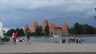 湖に浮かぶ遠景が美しい