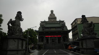 屋根の上に像があります