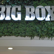 BIGBOX高田馬場店の標識です。ビルの入口の上部にあります