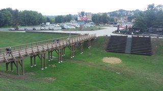 川沿いに立つシンプルなお城