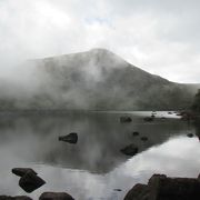 パノラマライン側の登山道は岩ゴツゴツ