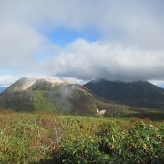 山頂からのイワオヌプリ、アンヌプリの山容が見事