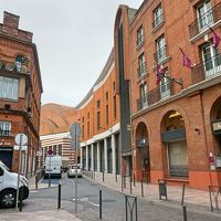 ホテル前は一方通行の狭い道