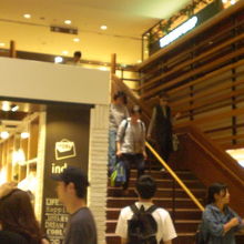 ２階への階段です。２階も、求めやすい価格で利用客が多いです。