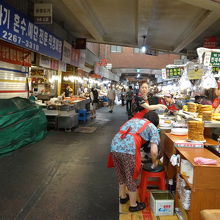 午前中の早い時間帯の広蔵市場の様子です。
