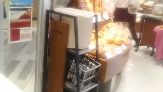 京成川崎の駅ビルのパン屋さんです