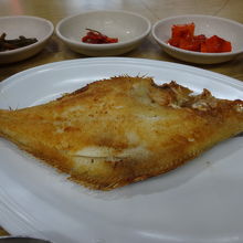 焼き魚のカレイです。