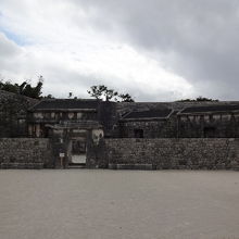 東・中・西の３部屋の王墓があります。