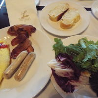 朝食は1階のレストランでビュッフェ。種類が少ない。