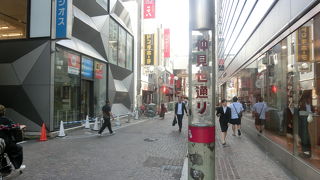 飲食店が集中の駅前通り