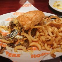 頼んだサンドイッチです。ポテトつきます。