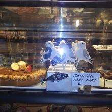 リアルすぎるかもめのチョコ、なんてのも売っていました。