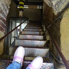 塔には、こんな急な階段を上らないといけないです。