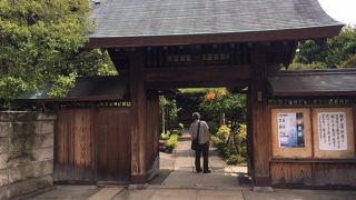 朱色の真新しい本堂