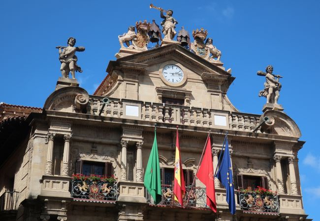 豪華な飾りが目立つ