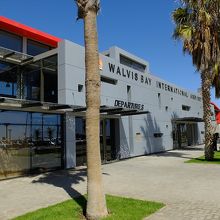 ワルヴィス・ベイ空港の外観。