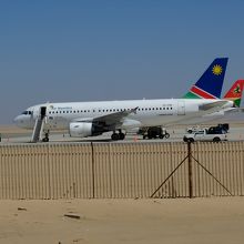 …待機している航空会社各社の飛行機が目の前に見えます。