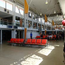 空港ビル内はシンプルな造りでガランとした印象。
