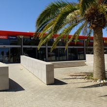 空港ビルに隣接した建物にレンタカー会社が数社入っています。