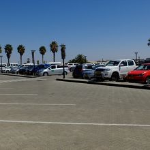 空港ビル前にある有料駐車場。