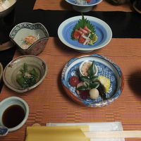 夕食、十津川産鱒の造り(奥)など