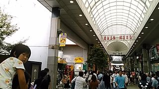 (クリスロード)中央通の3つのアーケードの真ん中の商店街です