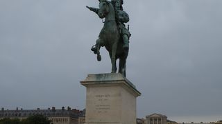 ベルサイユ宮殿の前の広場