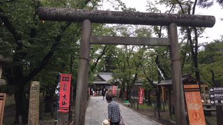 東虎口の門をくぐるとすぐ