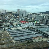 ホテル内のバーから見たソウル駅