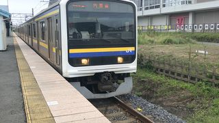 連休でもそれほど混んでいない。本数が少ないので注意