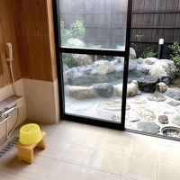 清潔な屋内洗い場から岩風呂に出られる貸切露天風呂