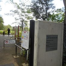 三宝寺池側の入口
