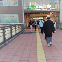 徒歩2，3分もあれば仲木戸駅から移動できます。