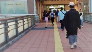 京急仲木戸駅との乗り換えはとてもスムーズ