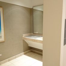 オムツ替えコーナーに絵を飾ってしまうセレブさ笑