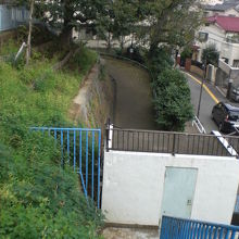 入口から石垣沿いに、登り口の道が廻っています。高台です。