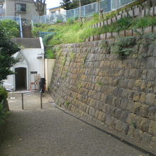 諏訪公園の入口から石垣沿いに、登り口の道路が廻っています。