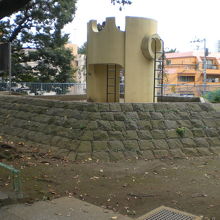 諏訪公園の登り口を上り切ると、石垣に囲まれた遊具が見えます。