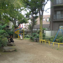 諏訪公園の丘の上の様子です。公園の中には、緑の樹々が多いです