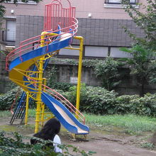 諏訪公園の丘の上には、各種の遊具が取り揃えられています。