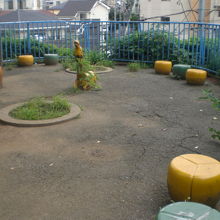 諏訪公園の丘の上の様子です。周囲の住宅が見下ろされています。